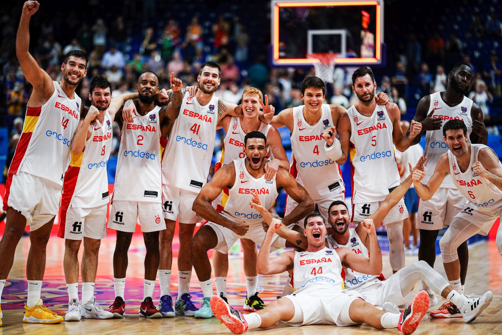 epa10181874 Spain’s players celebrate after winning the FIBA EuroBasket 2022 Quarter Finals match between Spain and Finland at the EuroBasket Arena Berlin, in Berlin, Germany, 13 September 2022.  EPA/CLEMENS BILAN