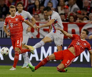 epa10182128 Munich's Benjamin Pavard (R) and Joshua Kimmich (L) in action against Barcelona's Robert Lewandowski during the UEFA Champions League group C soccer match between Bayern Munich and FC Barcelona in Munich, Germany, 13 September 2022.  EPA/RONALD WITTEK