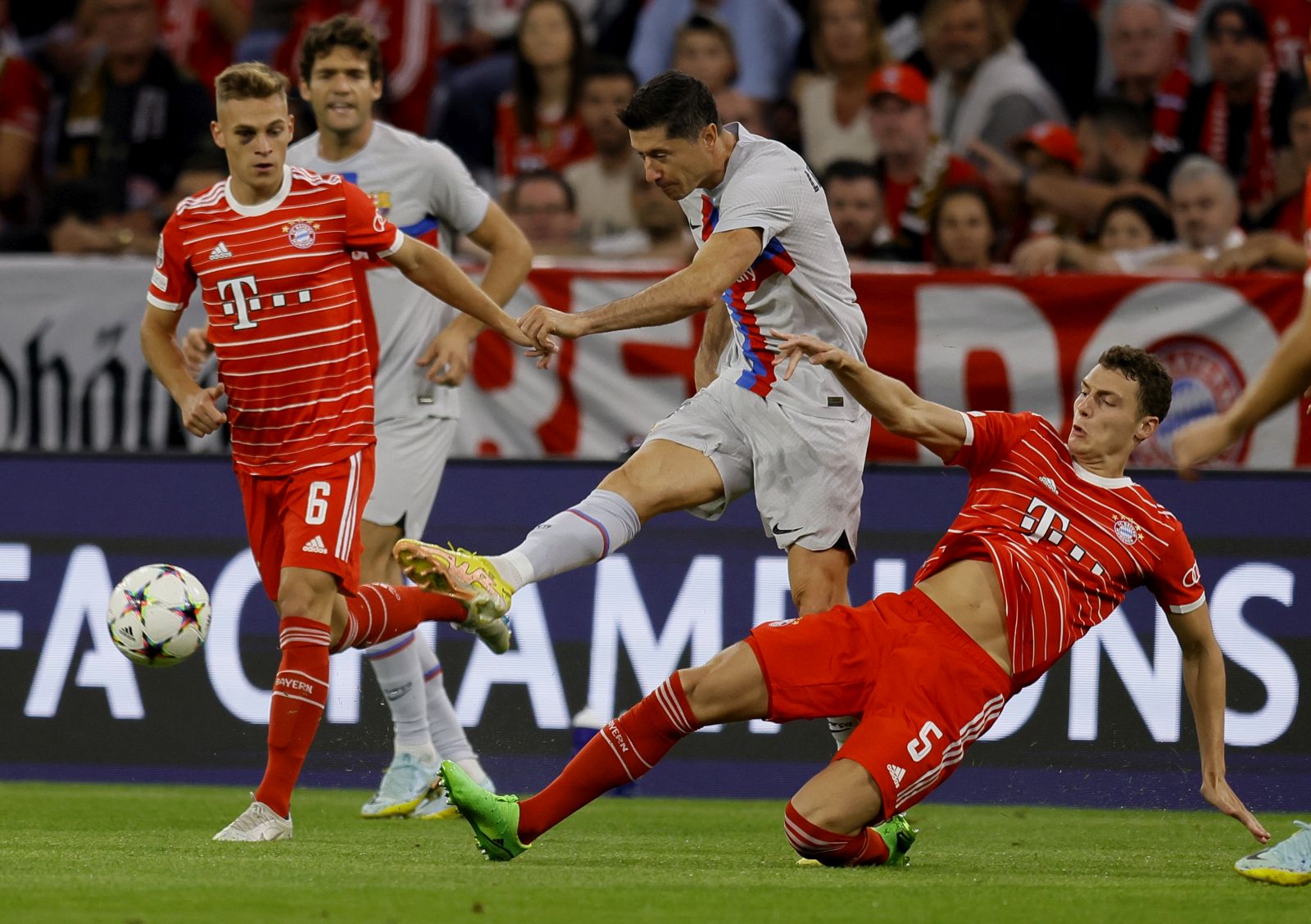 epa10182128 Munich's Benjamin Pavard (R) and Joshua Kimmich (L) in action against Barcelona's Robert Lewandowski during the UEFA Champions League group C soccer match between Bayern Munich and FC Barcelona in Munich, Germany, 13 September 2022.  EPA/RONALD WITTEK