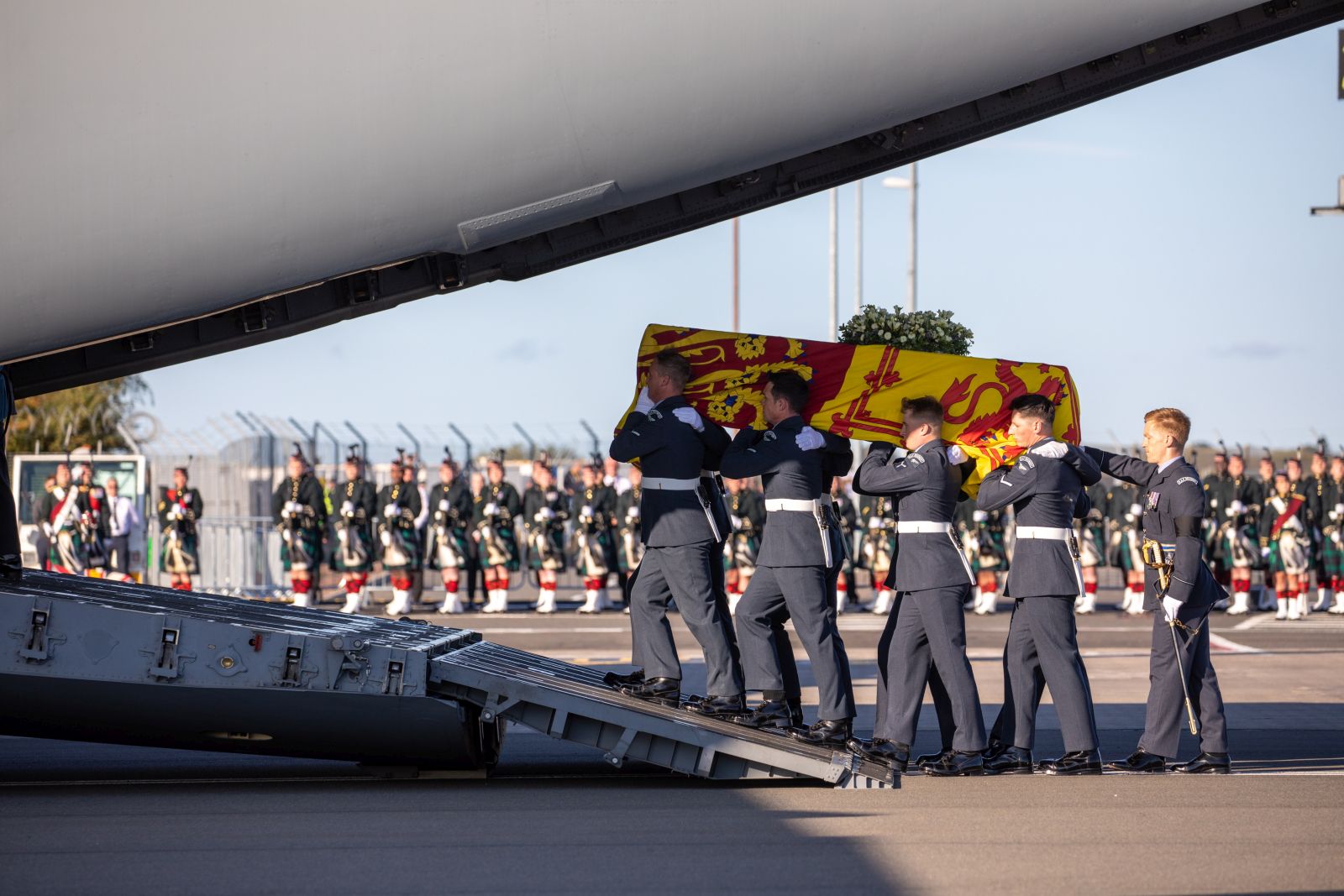 epa10182320 A handout picture provided by the British Ministry of Defence shows Pallbearers from the Royal Air Force Regiment carrying the coffin of Britain's Queen Elizabeth II past the Royal Regiment of Scotland as they displayed a Royal Salute at Edinburgh International Airport, in Edinburgh, Scotland, Britain, 13 September 2022. Queen Elizabeth II's coffin travelled from the heart of Edinburgh at St. Giles Cathedral to Edinburgh International Airport and was carried into an awaiting C17 aircraft and the carried by the RAF down to RAF Northolt where the coffin will continue onwards to the Palace of Westminster.  EPA/A/CPL Ciaran McFalls RAF/BRITISH MINISTRY OF DEFENCE/HANDOUT MANDATORY CREDIT: MOD/CROWN COPYRIGHT HANDOUT EDITORIAL USE ONLY/NO SALES