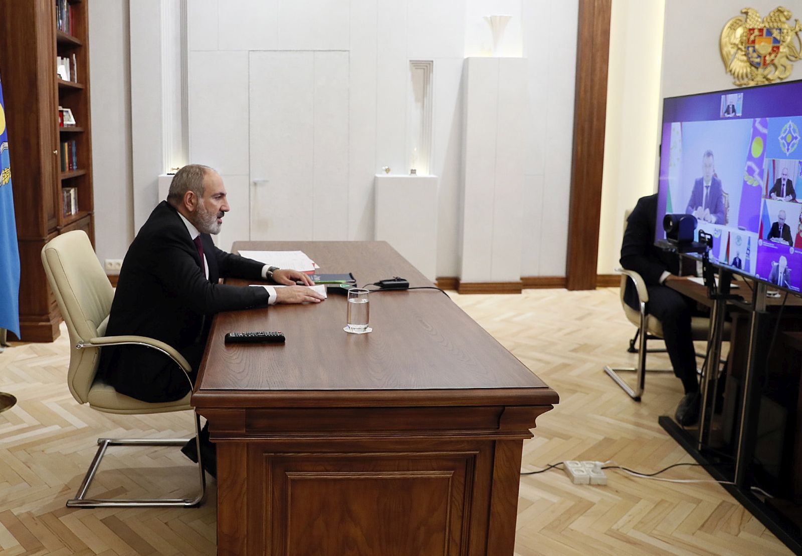 epa10182879 A handout photo made available by the Armenian Government press service shows Armenian Prime Minister Nikol Pashinyan attending an extraordinary meeting of the Collective Security Council of the Collective Security Treaty Organization (CSTO) via video conference in Yerevan, Armenia, 13 September 2022 (issued 14 September 2022). Armenia asked for help from Russia, the CSTO and the UN in a new clash with Azerbaijan.  EPA/ARMENIAN GOVERMENT PRESS SERVICE / HANDOUT  HANDOUT EDITORIAL USE ONLY/NO SALES