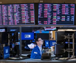 epaselect epa10182702 A trader works under screens showing stocks prices, many in red, at the New York Stock Exchange at the Closing Bell in New York, New York, USA, 13 September 2022. The Dow Jones Industrial average lost nearly 1300 points on 13 September.  EPA/JUSTIN LANE