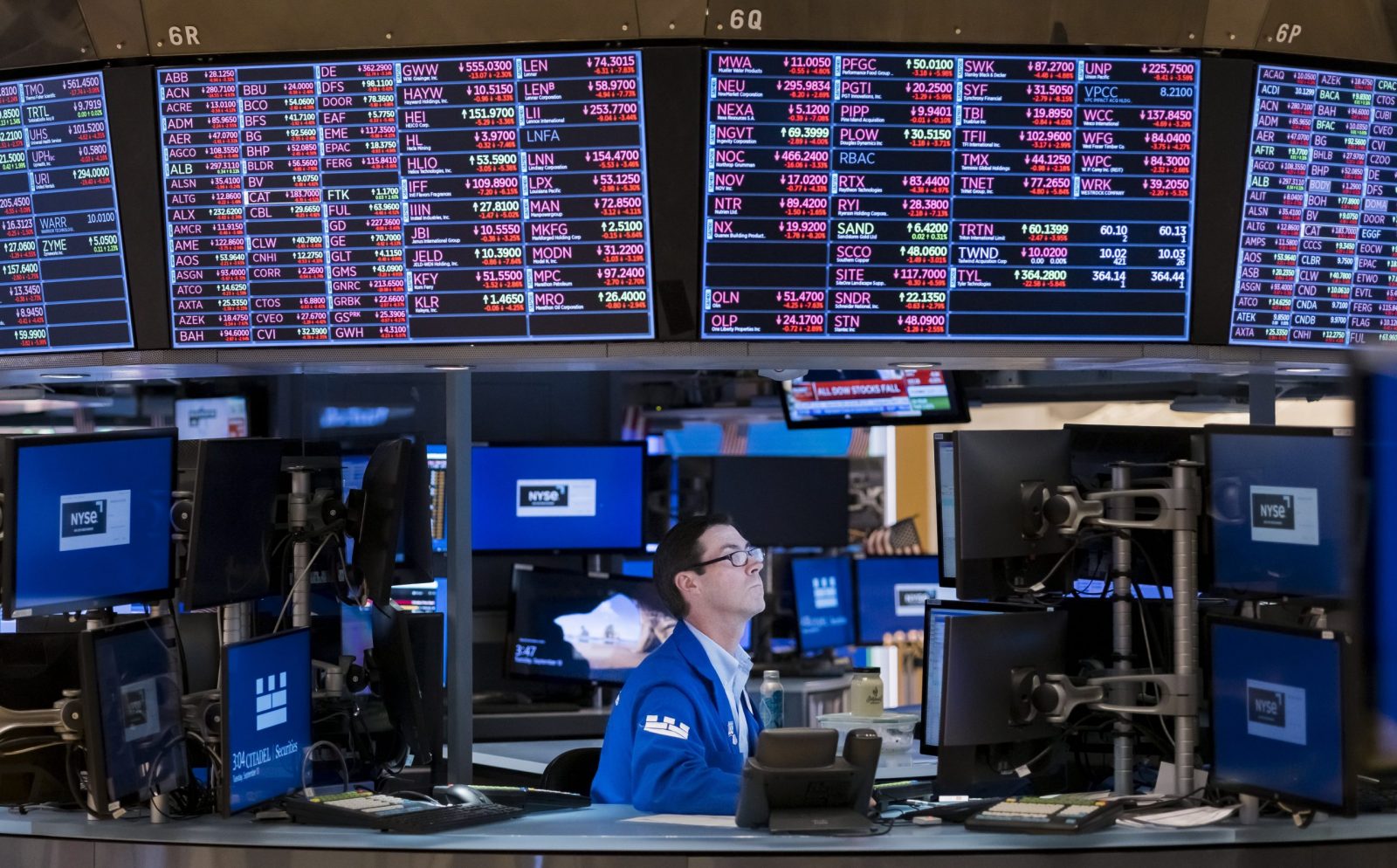 epaselect epa10182702 A trader works under screens showing stocks prices, many in red, at the New York Stock Exchange at the Closing Bell in New York, New York, USA, 13 September 2022. The Dow Jones Industrial average lost nearly 1300 points on 13 September.  EPA/JUSTIN LANE
