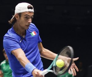 epa10183676 Italian player Lorenzo Musetti  in action against Croatian player Borna Gojo during the Tennis Davis Cup tie between Italy and Croatia at Unipol Arena in Bologna, Italy, 14 September 2022.  EPA/ELISABETTA BARACCHI