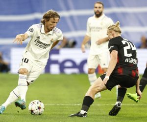 epa10184520 Real Madrid's Luka Modric (L) in action against RB Leipzig's Xaver Schlager during the UEFA Champions League Group F soccer match between Real Madrid and RB Leipzig at Santiago Bernabeu stadium in Madrid, Spain, 14 September 2022.  EPA/Rodrigo Jimenez