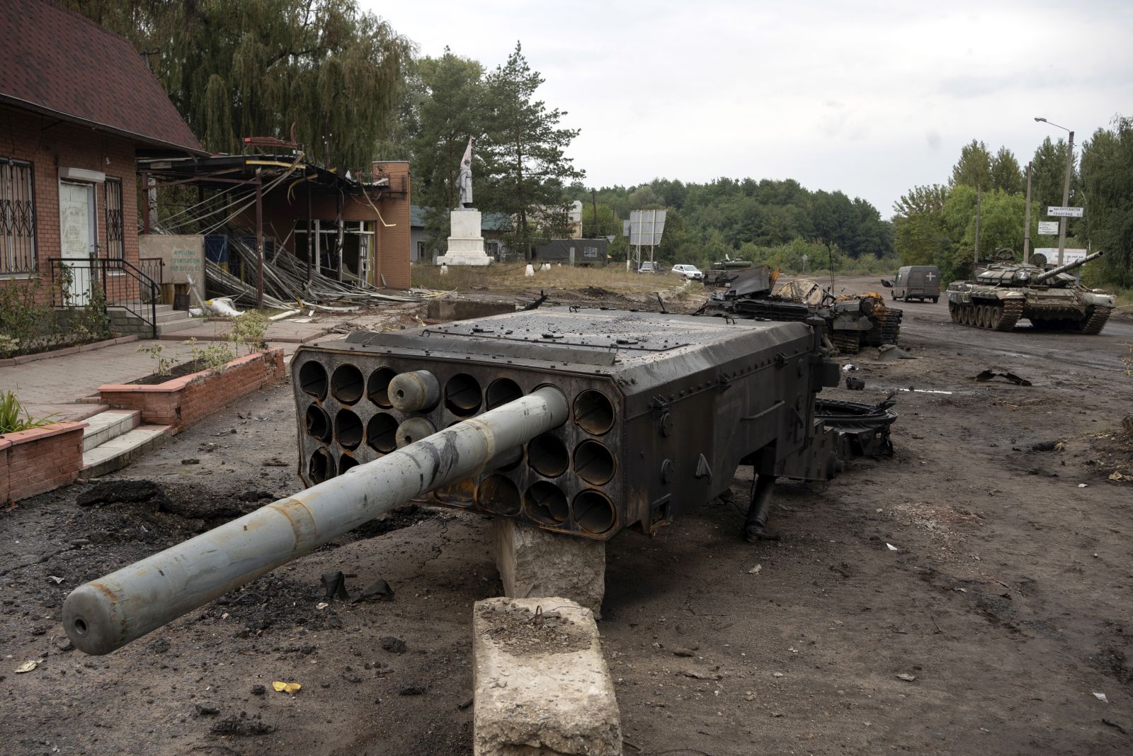 epa10186107 A destroyed Grad rocket launcher on a street in the reclaimed city of Izyum, Ukraine, 15 September 2022. The Ukrainian army pushed Russian troops from occupied territory in the northeast of the country in a counterattack. Kharkiv and surrounding areas have been the target of heavy shelling since February 2022, when Russian troops entered Ukraine starting a conflict that has provoked destruction and a humanitarian crisis.  EPA/ANASTASIA VLASOVA