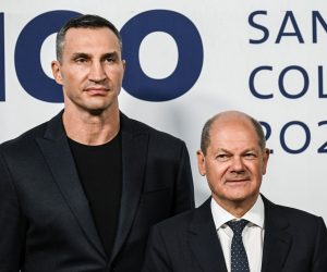 epa10186262 Ukrainian former professional boxer Wladimir Klitschko (L) and German Chancellor Olaf Scholz (R) pose for photo prior to the award ceremony of the international media conference M100 Sanssouci Colloquium in Potsdam, Germany, 15 September 2022. Wladimir Klitschko will accept the M100 Media Award to the People of Ukraine. The international forum brings together Europe's top editors, commentators and media owners (print, broadcasting and internet) alongside key public figures to assess the role and impact of the media in international affairs and to promote democracy and freedom of expression and speech.  EPA/FILIP SINGER