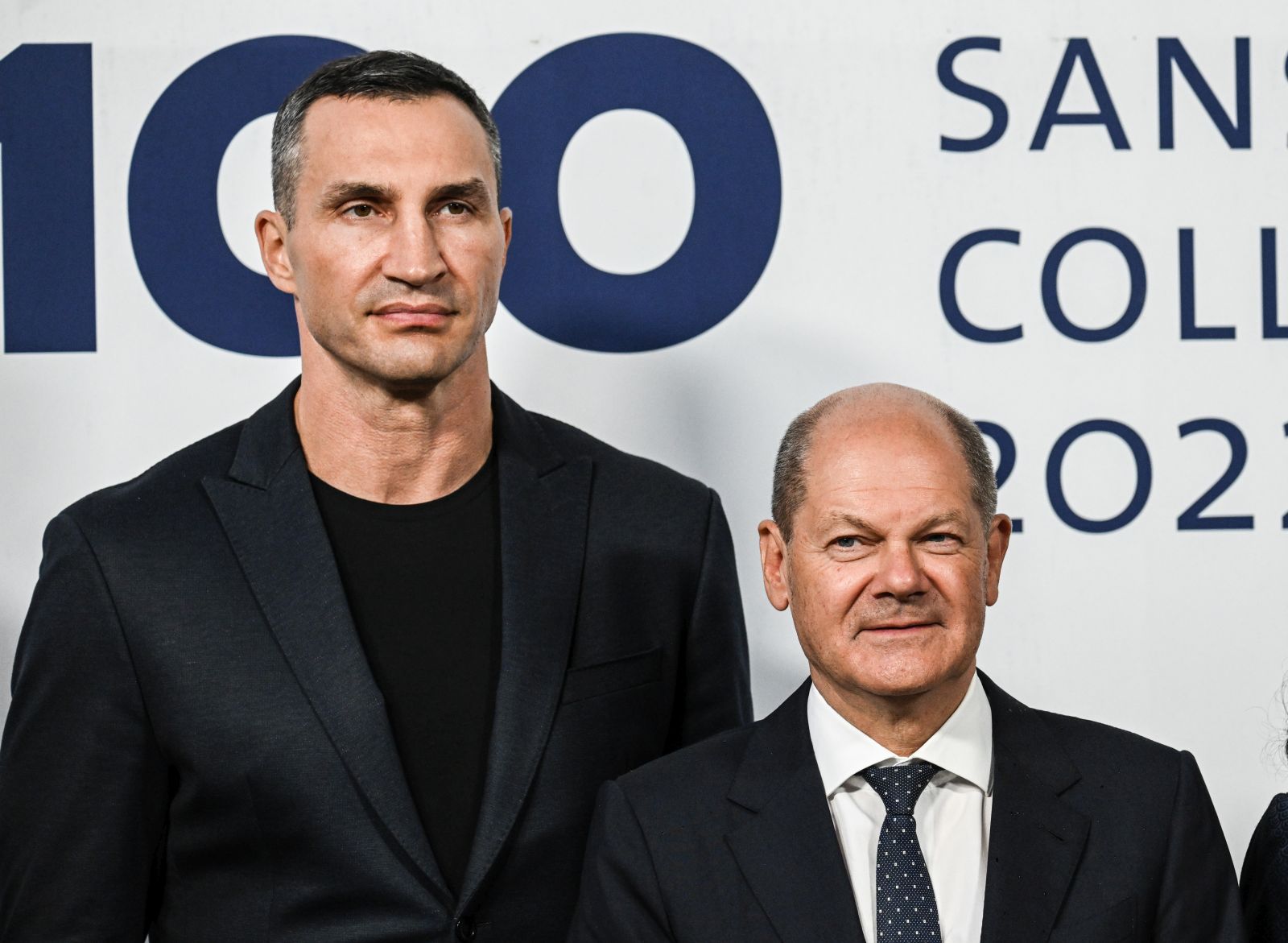 epa10186262 Ukrainian former professional boxer Wladimir Klitschko (L) and German Chancellor Olaf Scholz (R) pose for photo prior to the award ceremony of the international media conference M100 Sanssouci Colloquium in Potsdam, Germany, 15 September 2022. Wladimir Klitschko will accept the M100 Media Award to the People of Ukraine. The international forum brings together Europe's top editors, commentators and media owners (print, broadcasting and internet) alongside key public figures to assess the role and impact of the media in international affairs and to promote democracy and freedom of expression and speech.  EPA/FILIP SINGER