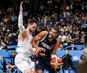 epa10188346 Mateusz Ponitka (L) of Poland in action against Timothe Luwawu-Cabarrot (R) of France during the FIBA EuroBasket 2022 semi final match between Poland and France at EuroBasket Arena in Berlin, Germany, 16 September 2022.  EPA/FILIP SINGER