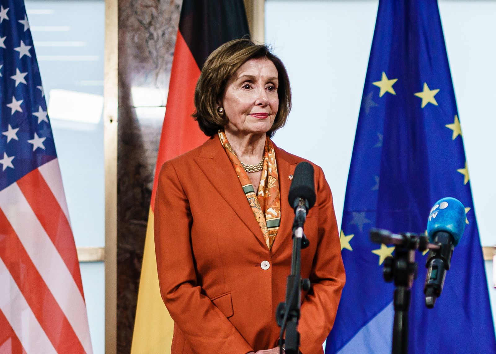 epa10188394 Speaker of the United States House of Representatives Nancy Pelosi (L) and German Foreign Minister Annalena Baerbock attend a press statement at the Foreign Ministry in Berlin, Germany, 16 September 2022. US House Speaker Pelosi is on a two day visit to Germany from 15 to 16 September 2022.  EPA/CLEMENS BILAN