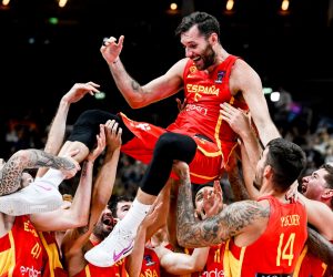 epa10188888 Spain's Rudy Fernandez (up) and teammates celebrate after winning the FIBA EuroBasket 2022 semi final match between Germany and Spain in Berlin, Germany, 16 September 2022.  EPA/FILIP SINGER
