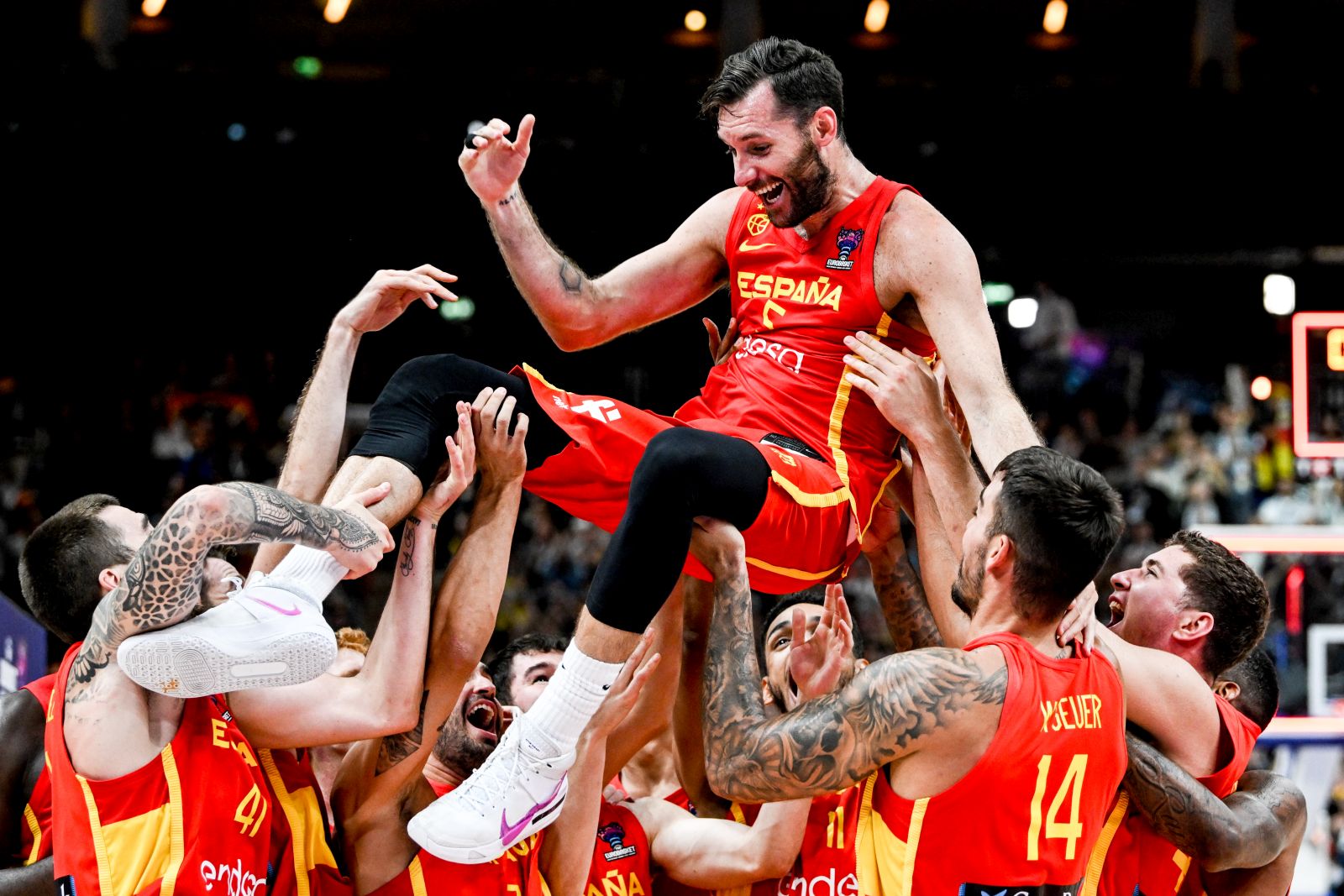 epa10188888 Spain's Rudy Fernandez (up) and teammates celebrate after winning the FIBA EuroBasket 2022 semi final match between Germany and Spain in Berlin, Germany, 16 September 2022.  EPA/FILIP SINGER