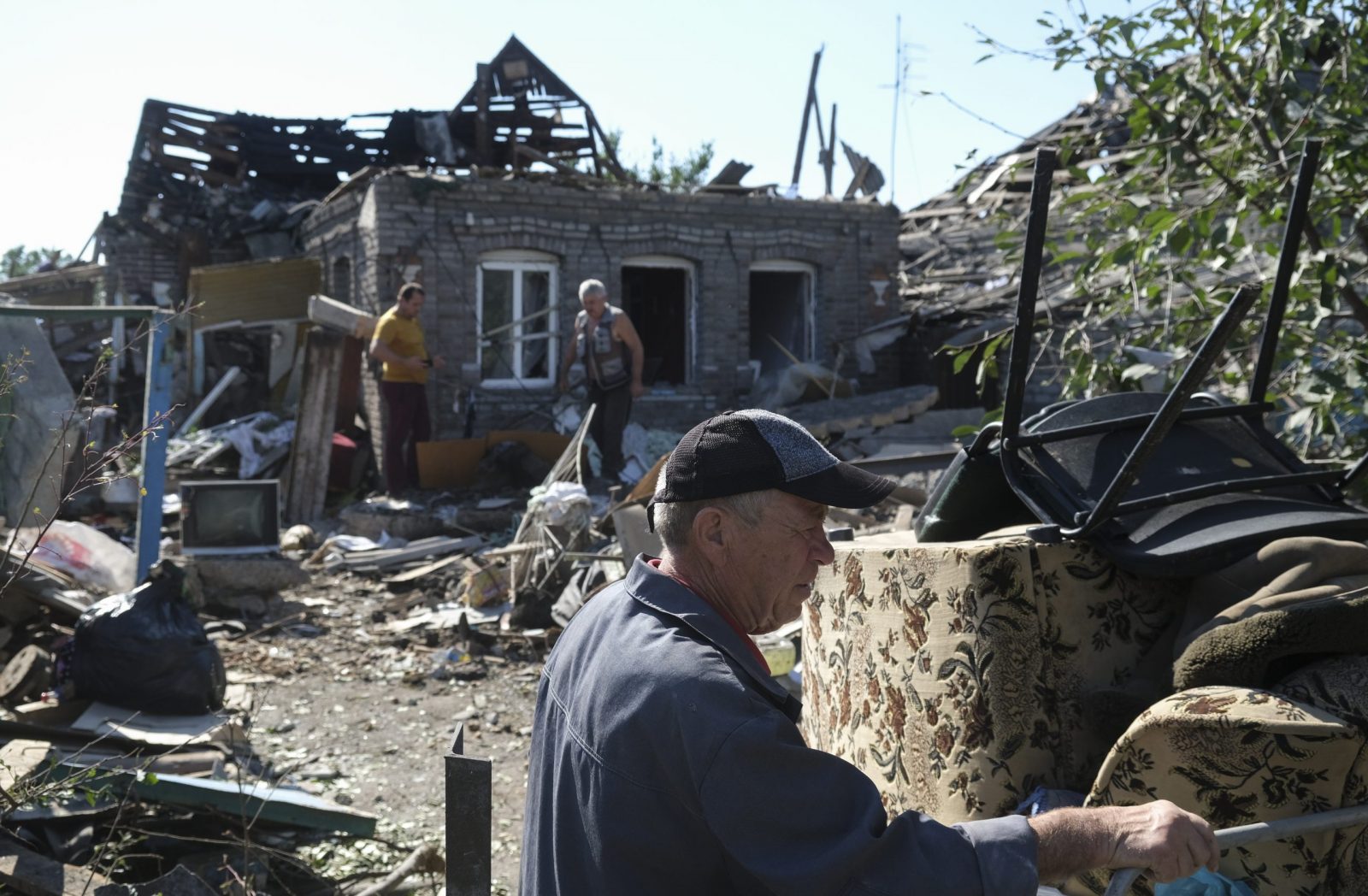 epa10189911 Locals inspect damaged private buildings after shelling in the eastern Ukrainian city of Kramatorsk, Ukraine, 17 September 2022 amid the Russian invasion. At least three persons were injured during that shelling, according to the head of the Kramatorsk City Council Oleksandr Goncharenkod. The Ukrainian army pushed Russian troops from occupied territory in the northeast of the country in a counterattack. Kharkiv and surrounding areas have been the target of heavy shelling since February 2022, when Russian troops entered Ukraine starting a conflict that has provoked destruction and a humanitarian crisis.  EPA/SERGEY SHESTAK