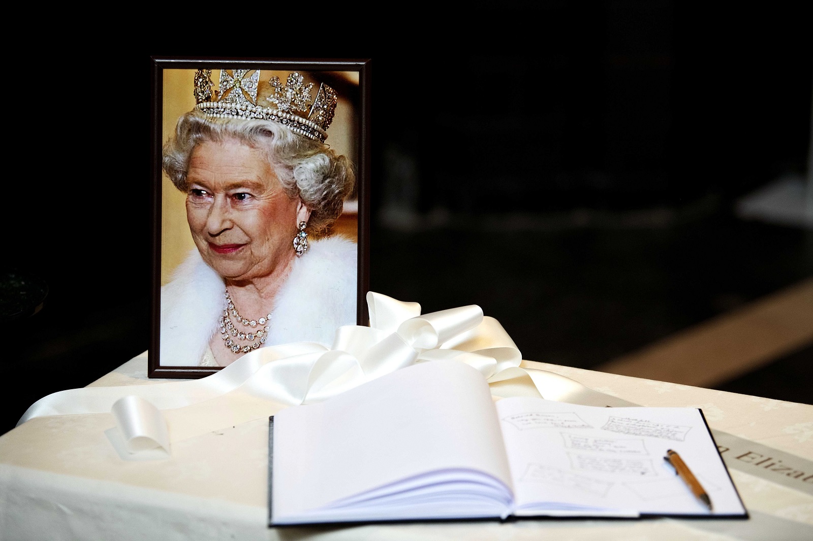 epa10190376 A picture of British Queen Elizabeth II during a national commemoration celebration in memory of the late British Queen Elizabeth II at the Basilica of Saint Nicholas in AMsterdam, the Netherlands, 17 September 2022.  EPA/OLAF KRAAK