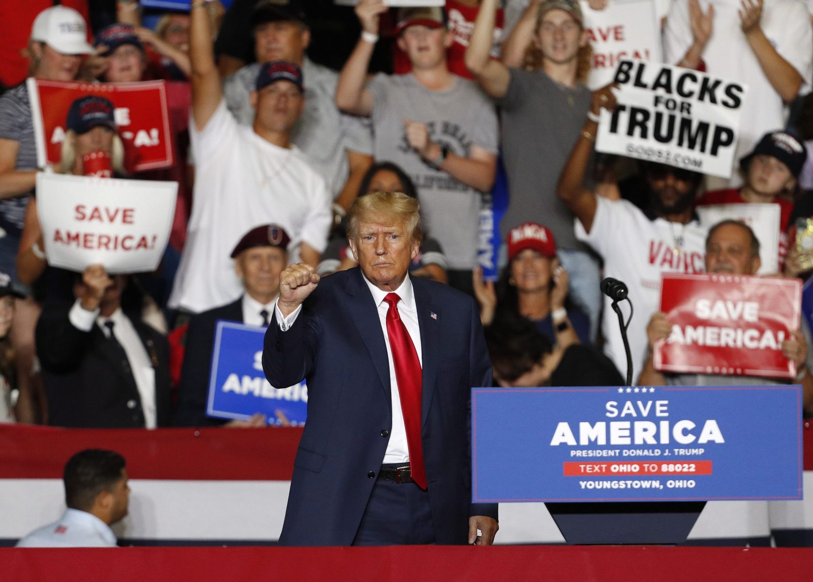 epa10190823 Former US President Donald Trump gestures during a Save America rally at the Covelli Centre in Youngstown, Ohio, USA, 17 September 2022.  EPA/DAVID MAXWELL