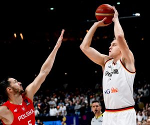 epa10191842 Aaron Cel (L) of Poland in action aganst Germany's Johannes Voigtmann during the FIBA EuroBasket 2022 third place basketball match between Germany and Poland in Berlin, Germany, 18 September 2022.  EPA/FILIP SINGER