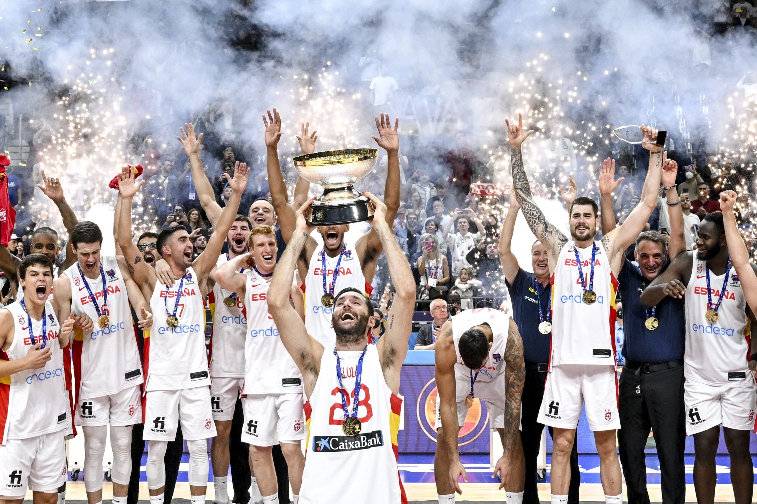 epa10192456 The Spanish team players celebrate with the trophy after winning the FIBA EuroBasket 2022 Final basketball match between Spain and France in Berlin, Germany, 18 September 2022.  EPA/FILIP SINGER