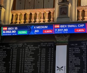 epa10194657 A screen displays a chart with the evolution on index IBEX 35 at Madrid's Stock Exchange Market, Spain, 20 September 2022. The Spanish stock market regains 8,000 points after rising 0.71 percent.  EPA/Altea Tejido