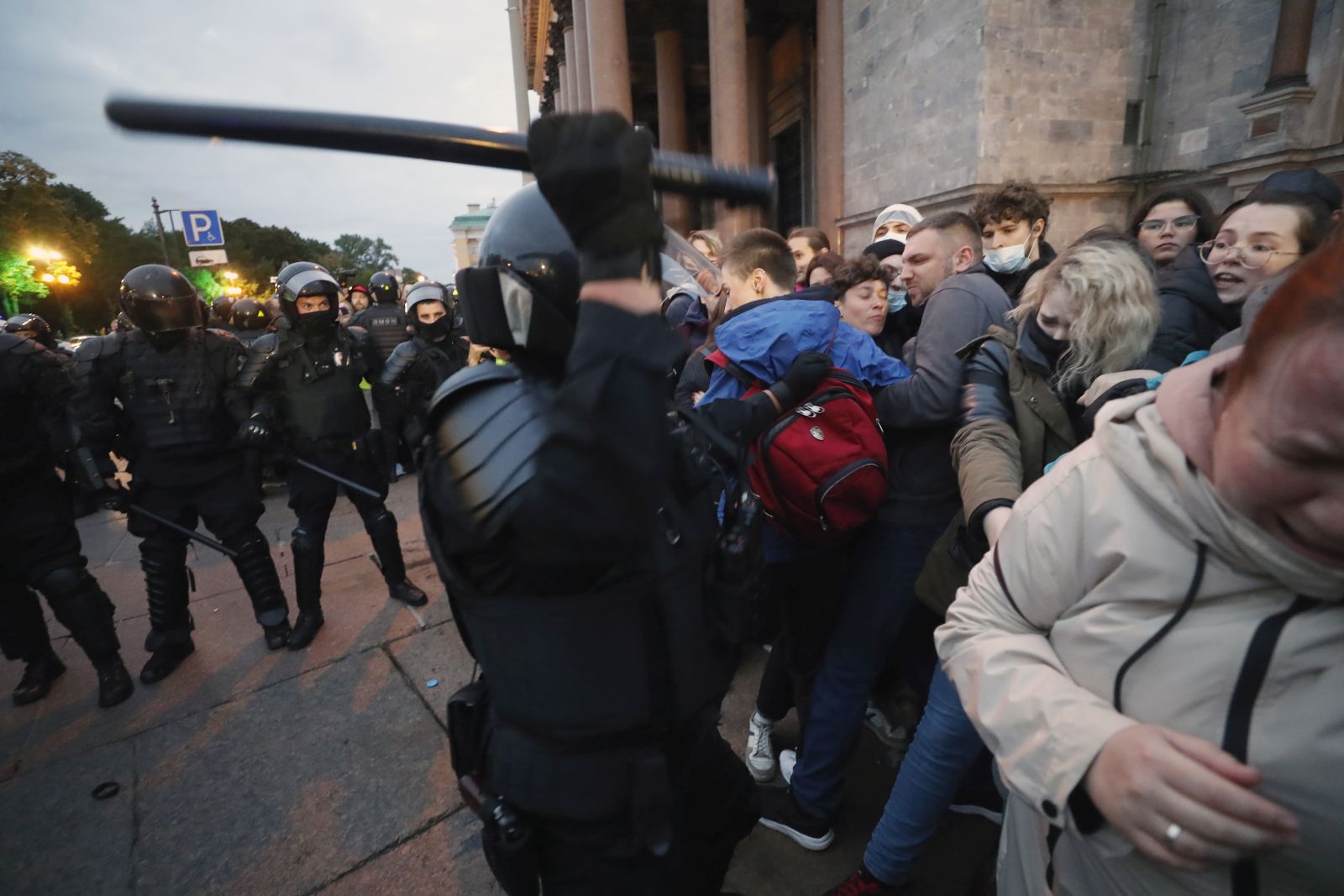 epa10197718 Russian policemen move in to detain participants of an unauthorised protest against the partial mobilisation due to the conflict in Ukraine, in central St. Petersburg, Russia, 21 September 2022. Russian President President Putin has signed a decree on partial mobilization in the Russian Federation, with mobilization activities starting on 21 September. Russian citizens who are in the reserve will be called up for military service. On 24 February 2022 Russian troops entered the Ukrainian territory in what the Russian president declared a 'Special Military Operation', starting an armed conflict that has provoked destruction and a humanitarian crisis.  EPA/ANATOLY MALTSEV