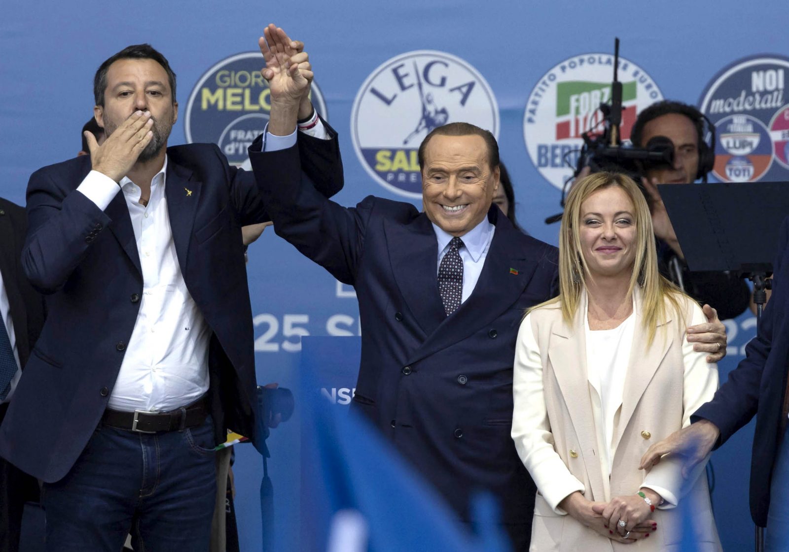 epa10199654 (L-R) Lega leader Matteo Salvini, Forza Italia leader Silvio Berlusconi, and Fratelli d'Italia leader Giorgia Meloni acknowledge supporters during a joint rally of Italy's right-wing parties at Piazza del Popolo, in Rome, Italy, 22 September 2022. Italy will hold snap elections on 25 September 2022 to elect a new prime minister.  EPA/MASSIMO PERCOSSI