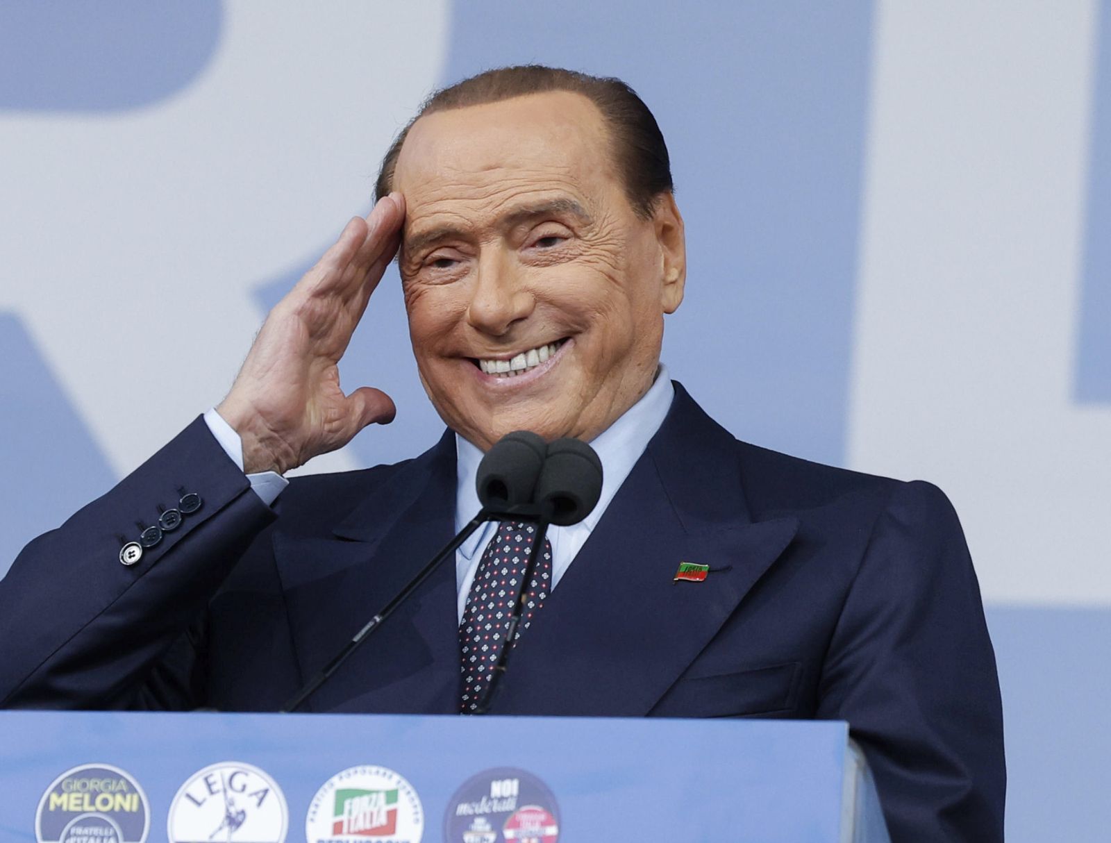 epa10199840 President of Italian party 'Forza Italia', Silvio Berlusconi attends the center-right closing rally of the campaign for the general elections at Piazza del Popolo, in Rome, Italy, 22 September 2022. Italy will hold its general snap elections on 25 September 2022 to elect a new Prime Minister.  EPA/GIUSEPPE LAMI