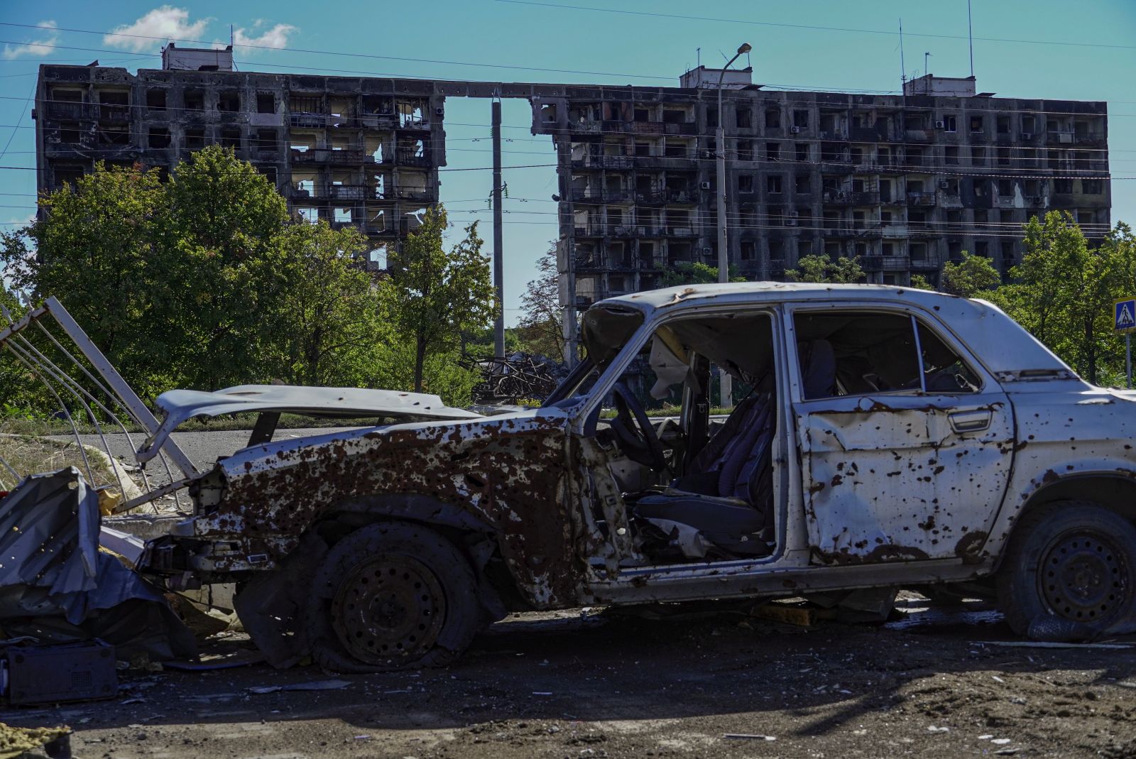 epa10206242 A damaged car in front of a destroyed building in Mariupol, eastern Ukraine, 25 September 2022. From 23 to 27 September, residents of the self-proclaimed Luhansk and Donetsk People's Republics as well as the Russian-controlled areas of the Kherson and Zaporizhzhia regions of Ukraine vote in a referendum to join the Russian Federation. On 24 February 2022 Russian troops entered the Ukrainian territory in what the Russian president declared a 'Special Military Operation', starting an armed conflict that has provoked destruction and a humanitarian crisis.  EPA/STRINGER
