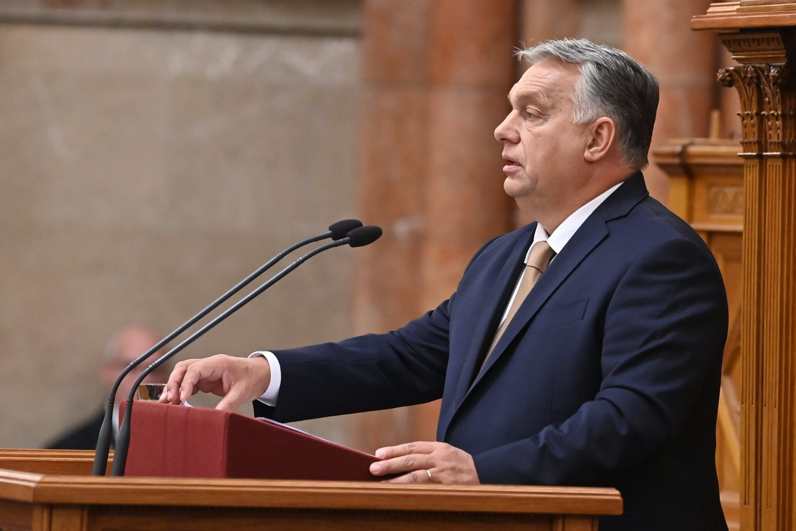 epa10207407 Hungarian Prime Minister Viktor Orban delivers his address on the opening day of the parliament's autumn session in Budapest, Hungary, 26 September 2022.  EPA/ZOLTAN MATHE HUNGARY OUT