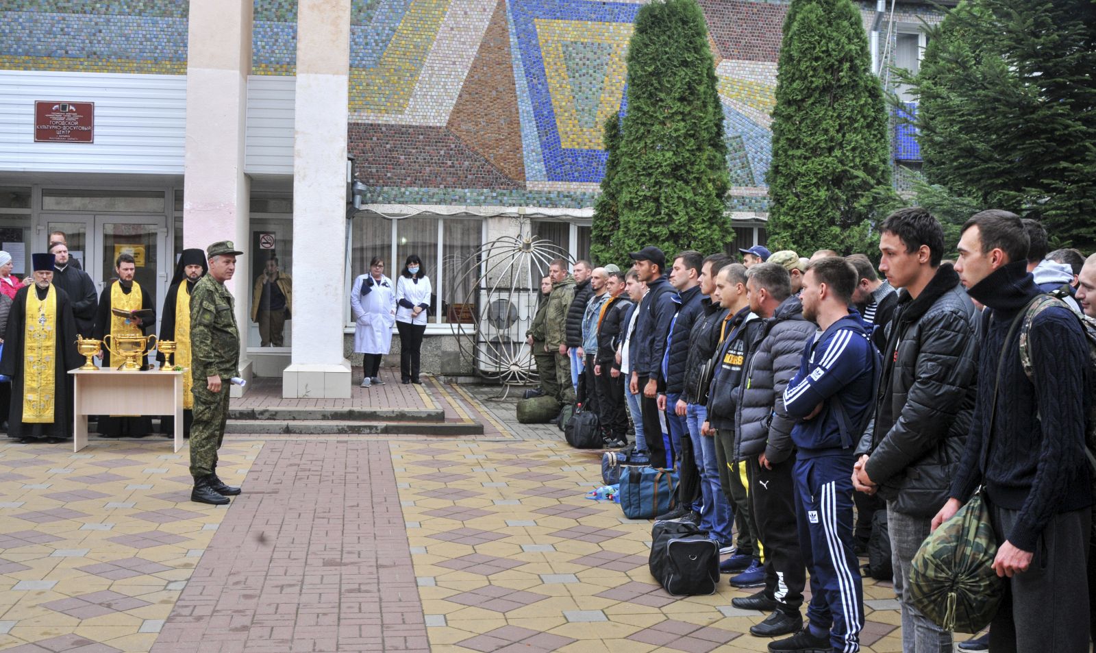 epa10207764 Russian conscripted men attend a farewell ceremony outside a recruiting office in Bataysk, Rostov region, Russia, 26 September 2022. Russian President Putin has signed a decree on partial mobilization in the Russian Federation. Russian Defense Minister Sergei Shoigu said that 300,000 people would be called up as part of partial mobilization. On 24 February 2022 Russian troops entered the Ukrainian territory in what the Russian president declared a 'Special Military Operation', starting an armed conflict that has provoked destruction and a humanitarian crisis.  EPA/ARKADY BUDNITSKY
