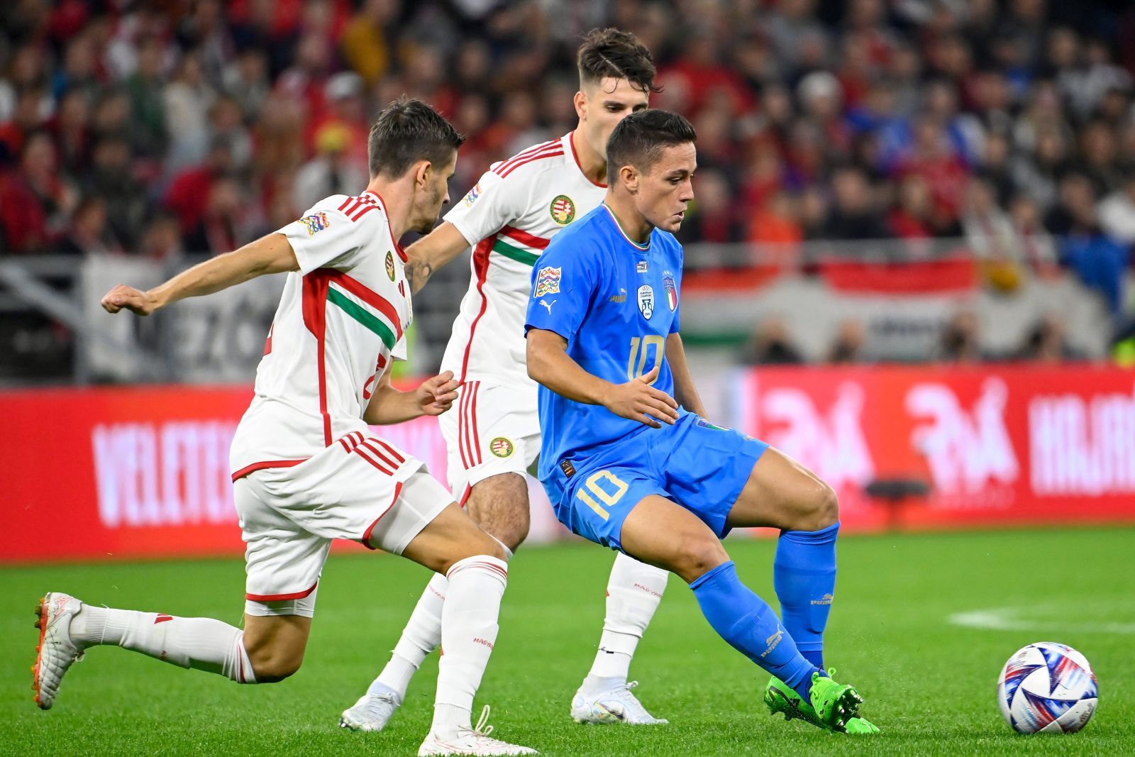 epa10208118 Giacomo Raspadori (R) of Italy in action  during the UEFA Nations League Division A, Group 3 soccer match between Hungary and Italy at Puskas Arena, Budapest, Hungary, 26 September 2022.  EPA/Tamas Kovacs HUNGARY OUT