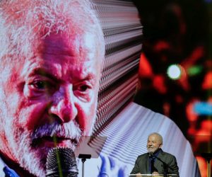 epaselect epa10208405 Former Brazilian President and candidate for re-election Luiz Inacio Lula da Silva delivers a speech during a meeting with artists and supporters in Sao Paulo, Brazil, 26 September 2022. Brazil will hold general elections in 02 October.  EPA/FERNANDO BIZERRA
