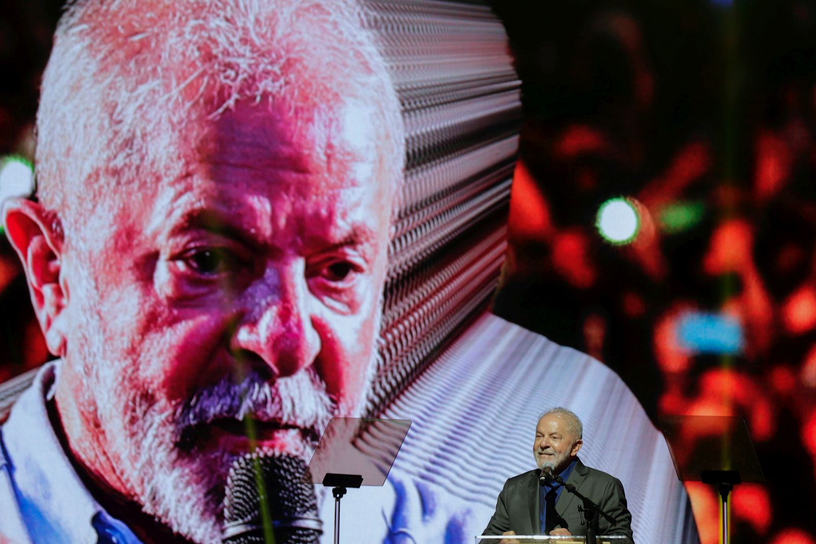 epaselect epa10208405 Former Brazilian President and candidate for re-election Luiz Inacio Lula da Silva delivers a speech during a meeting with artists and supporters in Sao Paulo, Brazil, 26 September 2022. Brazil will hold general elections in 02 October.  EPA/FERNANDO BIZERRA