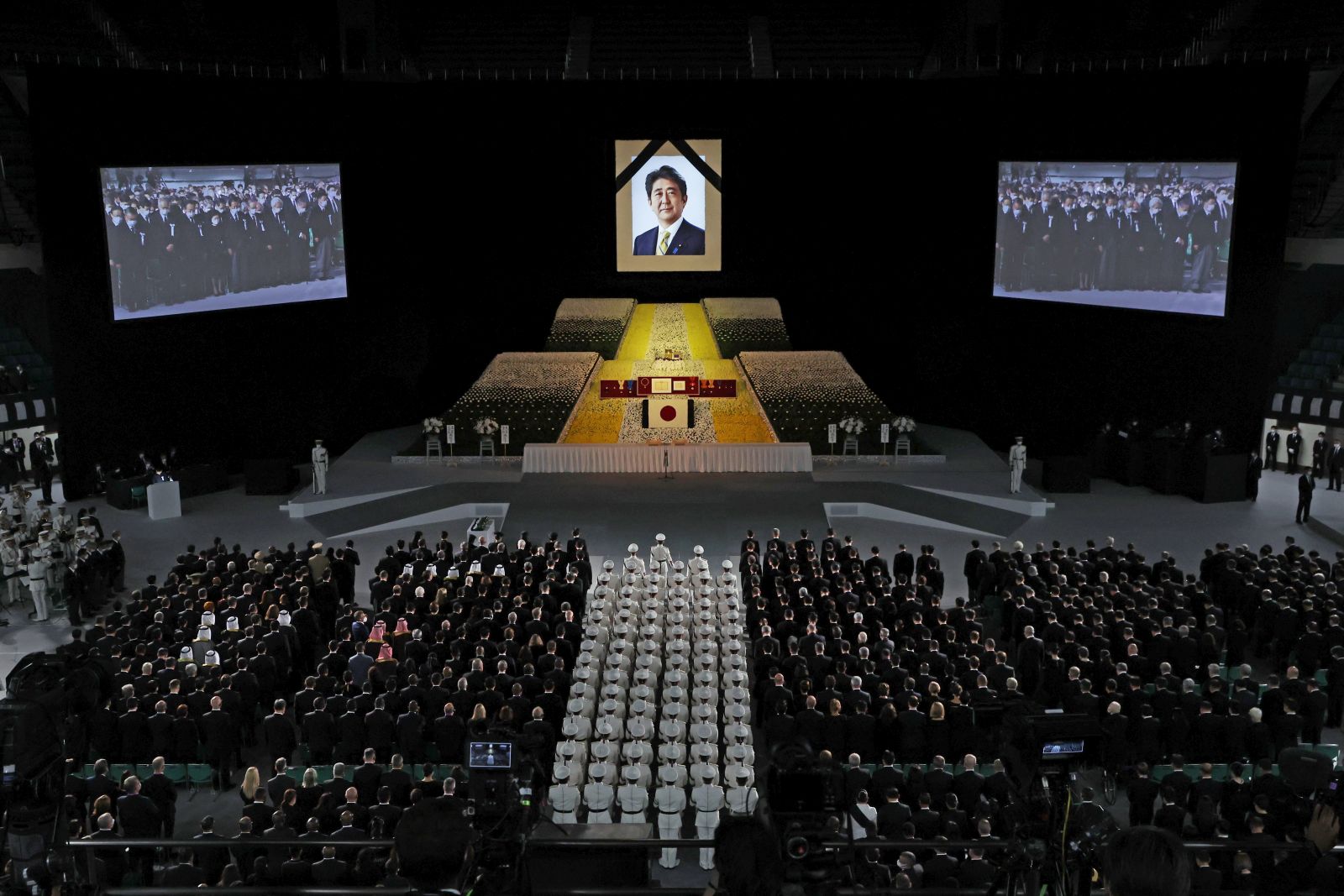 epa10208645 A view of the stage during the state funeral of former Japanese Prime Minister Shinzo Abe at the Nippon Budokan in Tokyo, Japan, 27 September 2022. Thousands of people are gathered in Tokyo to attend the state funeral for former prime minister Shinzo Abe, including foreign dignitaries and representatives from more than 200 countries and international organizations.  EPA/TAKASHI AOYAMA / POOL
