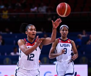 epa10208748 Alyssa Thomas (L) of the USA passes during the 2022 FIBA Women's Basketball World Cup match between USA and Bosnia and Herzegovina at Qudos Bank Arena in Sydney, Australia, 27 September 2022.  EPA/JAMES GOURLEY  AUSTRALIA AND NEW ZEALAND OUT