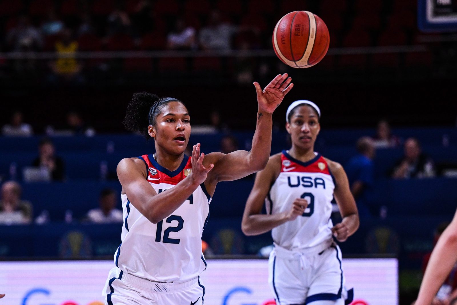 epa10208748 Alyssa Thomas (L) of the USA passes during the 2022 FIBA Women's Basketball World Cup match between USA and Bosnia and Herzegovina at Qudos Bank Arena in Sydney, Australia, 27 September 2022.  EPA/JAMES GOURLEY  AUSTRALIA AND NEW ZEALAND OUT