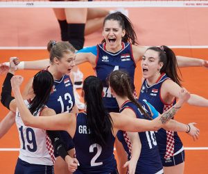 epa10211469 Croatian players celebrate a point during the 2022 Women's World Volleyball Championship match between Thailand and Croatia in Gdansk, Poland, 28 September 2022.  EPA/ADAM WARZAWA POLAND OUT