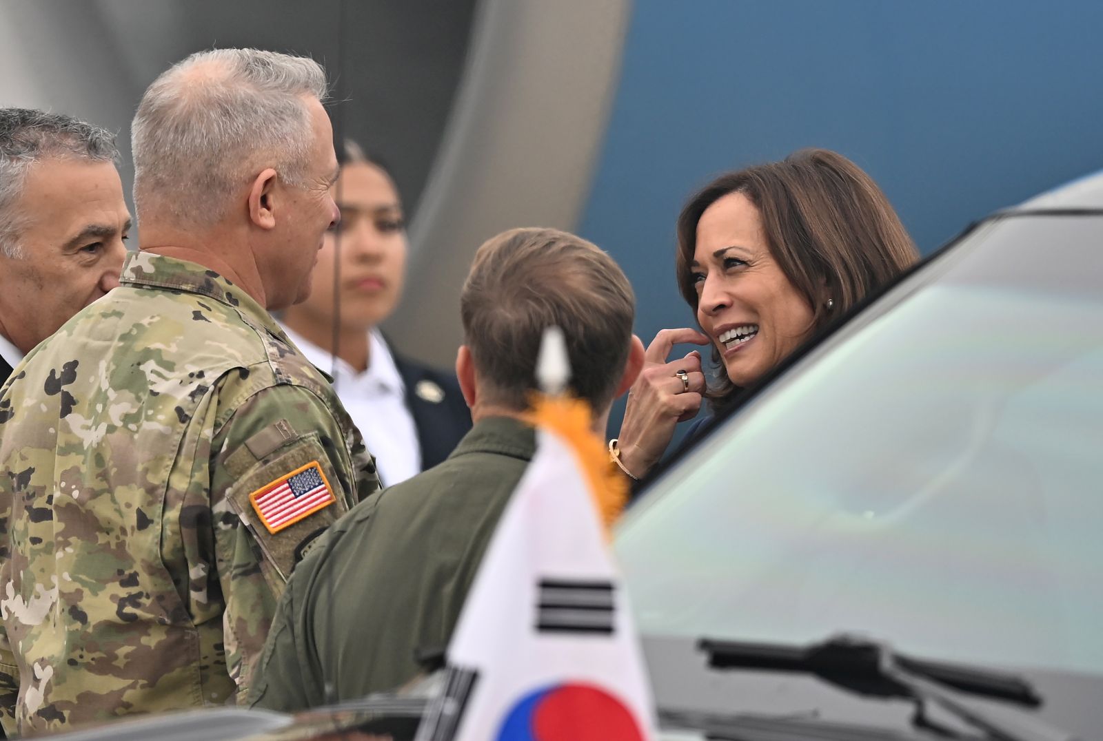 epa10212594 U.S. Vice President Kamala Harris (R) arrives at Osan Air Base in Pyeongtaek, South Korea, 29 September 2022. Harris is in South Korea on an official visit after attending former Japanese Prime Minister Shinzo Abe's state funeral in Japan.  EPA/JUNG YEON-JE / POOL
