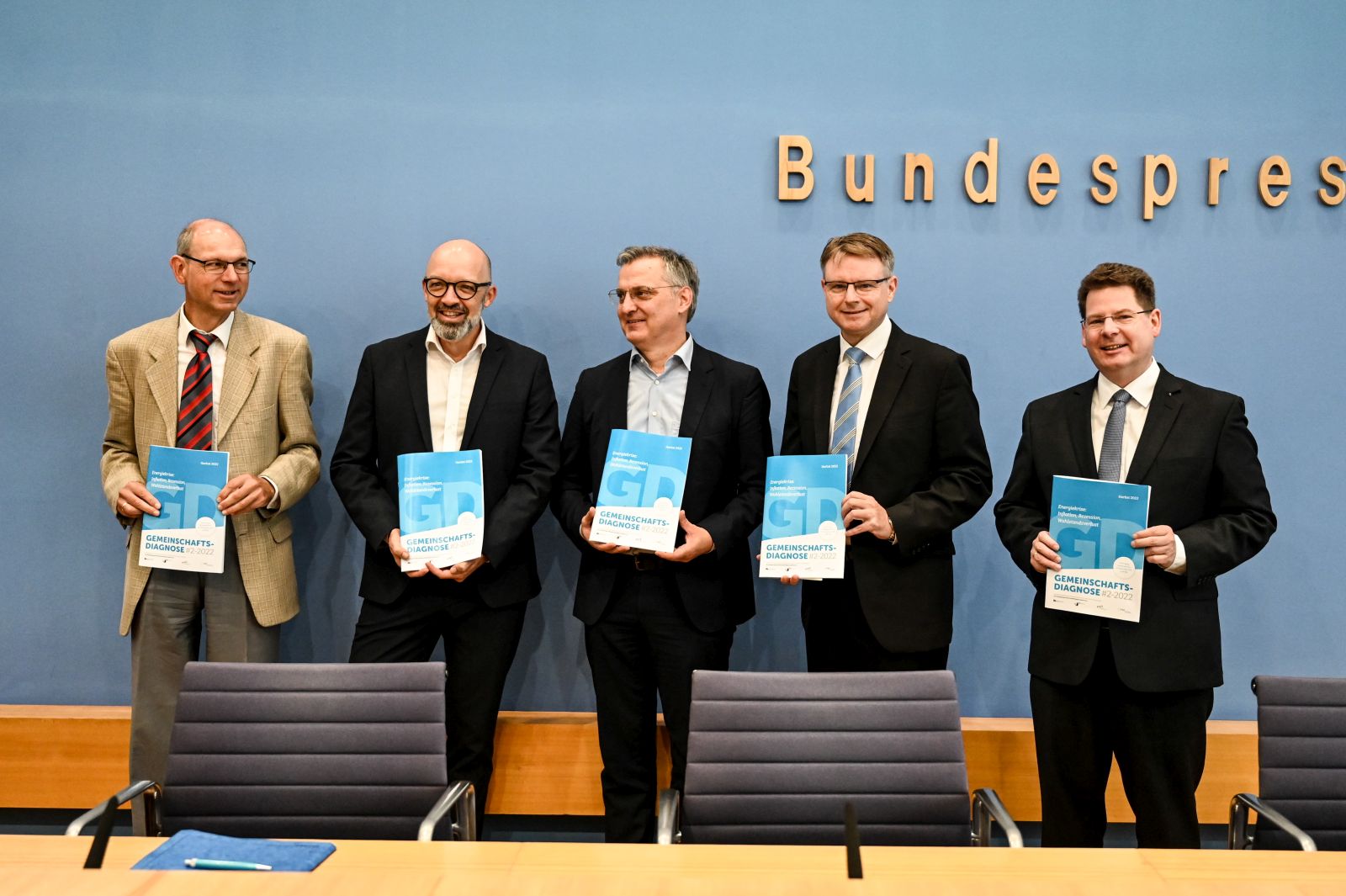 epa10213164 (L-R) Prof. Dr. Timo Wollmershäuser, ifo Institute – Leibniz Institute for Economic Research at the University of Munich, PD Dr. Klaus Weyerstrass, Institute for Advanced Studies (Vienna), Prof. dr Torsten Schmidt, RWI – Leibniz Institute for Economic Research,Essen Prof. Dr. Stefan Kooths, Kiel Institute for the World Economy (IfW Kiel) and Prof. Dr. Oliver Holtemöller, Spokesman, Leibniz Institute for Economic Research Halle pose prior to a press conference to Joint diagnosis autumn 2022 of the economic research institutes, Berlin, Germany, 29 September 2022. Leading economists predict that the country would go into recession in 2023, prompted mainly by the increase in energy prices due to Russian-Ukrainian war.  EPA/FILIP SINGER
