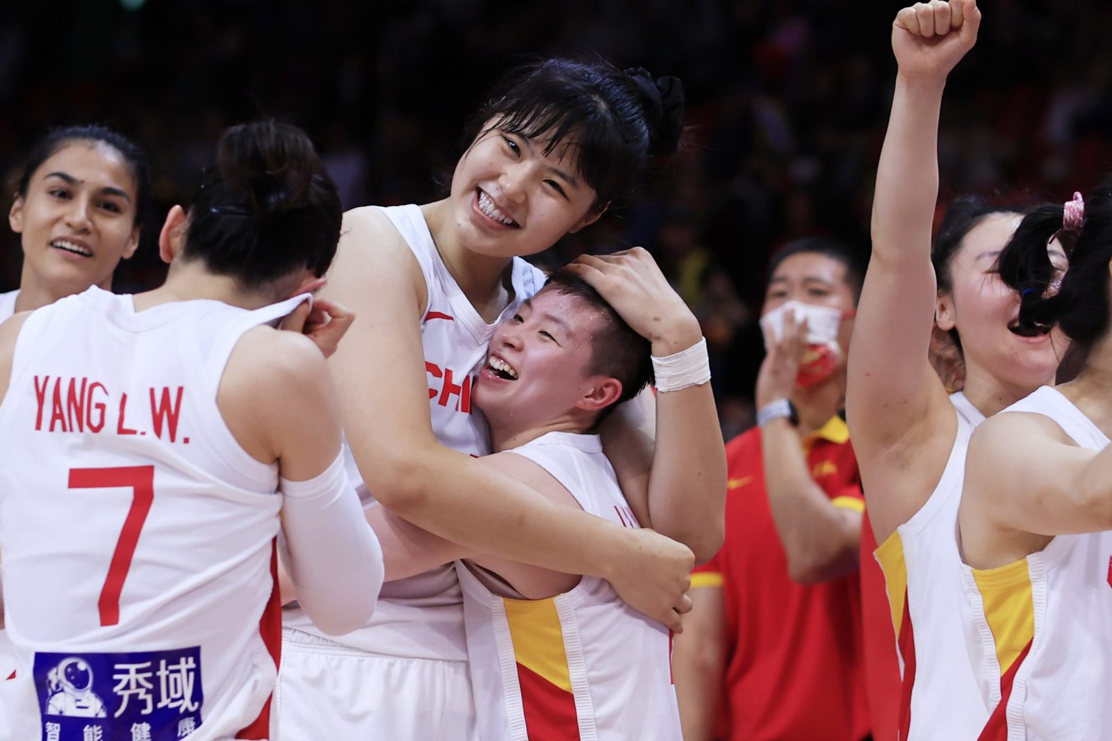 epa10213245 China team players celebrate their win in the 2022 FIBA Women's Basketball World Cup Quarter Final match between China and France at Qudos Bank Arena in Sydney, New South Wales, Australia, 29 September 2022.  EPA/MARK EVANS  AUSTRALIA AND NEW ZEALAND OUT