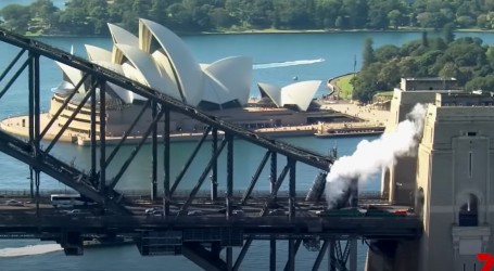Sydney: Parna lokomotiva prešla preko mosta Harbour Bridge uz glasno bodrenje okupljenih