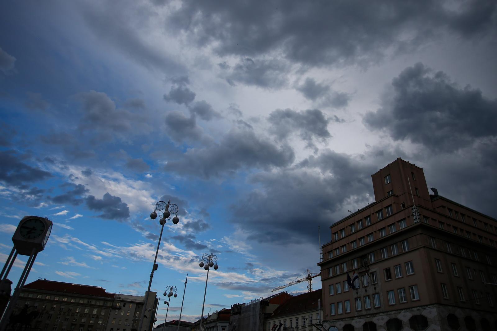 01.08.2022., Zagreb - 
Tmurno nebo nad centrom Zagreba.
 Photo: Ivan Skrinjar/PIXSELL