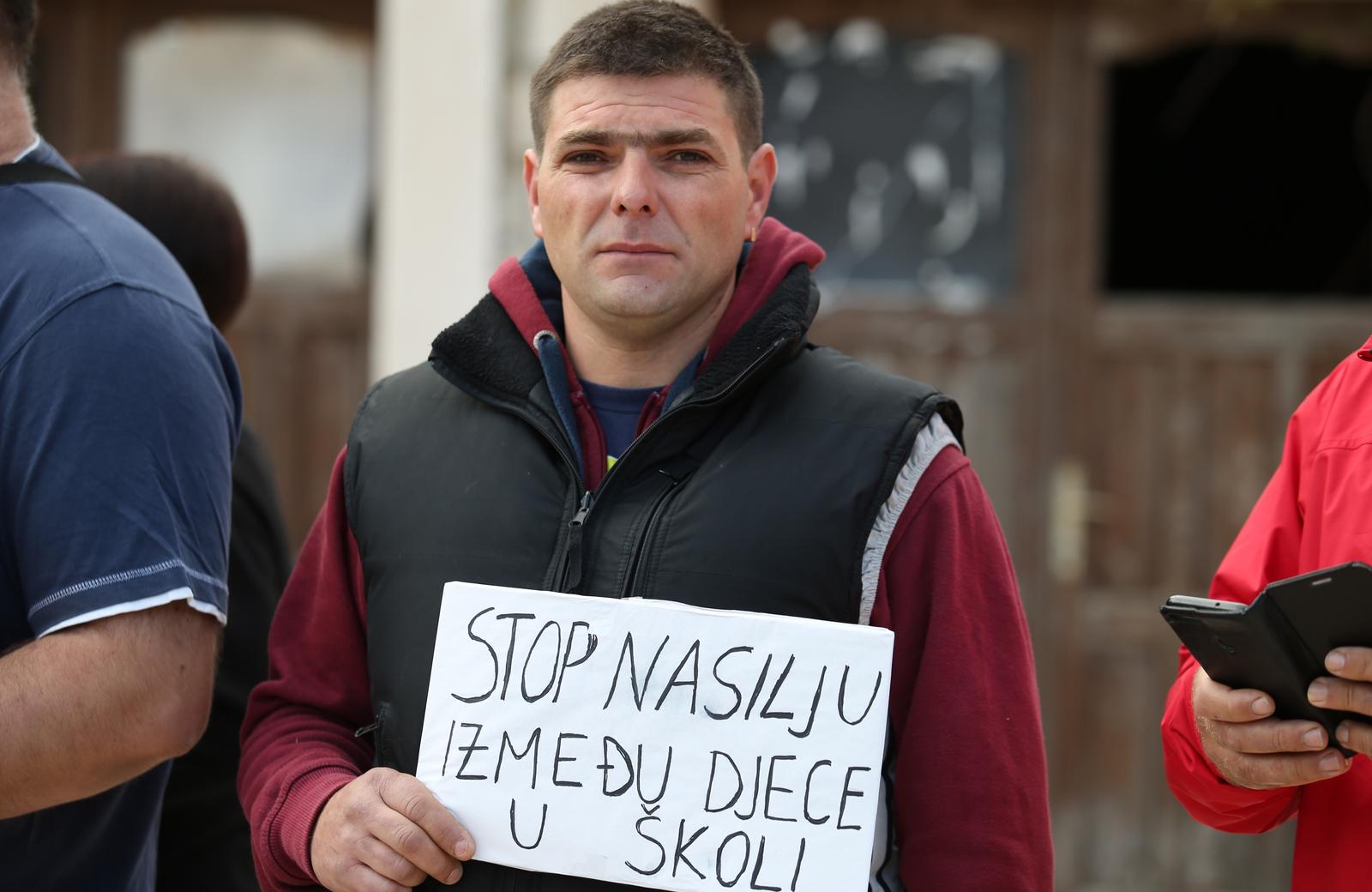 Pučišća: Slab odaziv na prosvjed protiv nasilja u školi 05.11.2018., Pucisca, Brac - Prosvjed protiv nasilja u skoli okupio je, uz roditelje djecaka zrtve vrsnjackog nasilja, tek nekoliko prosvjednika.rrPhoto: Ivo Cagalj/PIXSEL