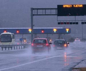 04.11.2012., Rijeka - Kisa, magla i vjetar otezavaju promet na autocesti Rijeka-Zagreb. rPhoto: Goran Kovacic/PIXSELL