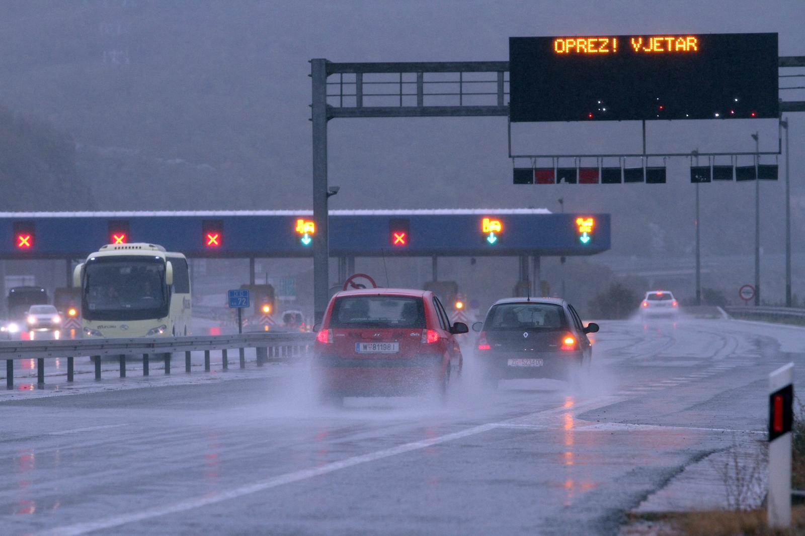 04.11.2012., Rijeka - Kisa, magla i vjetar otezavaju promet na autocesti Rijeka-Zagreb. rPhoto: Goran Kovacic/PIXSELL