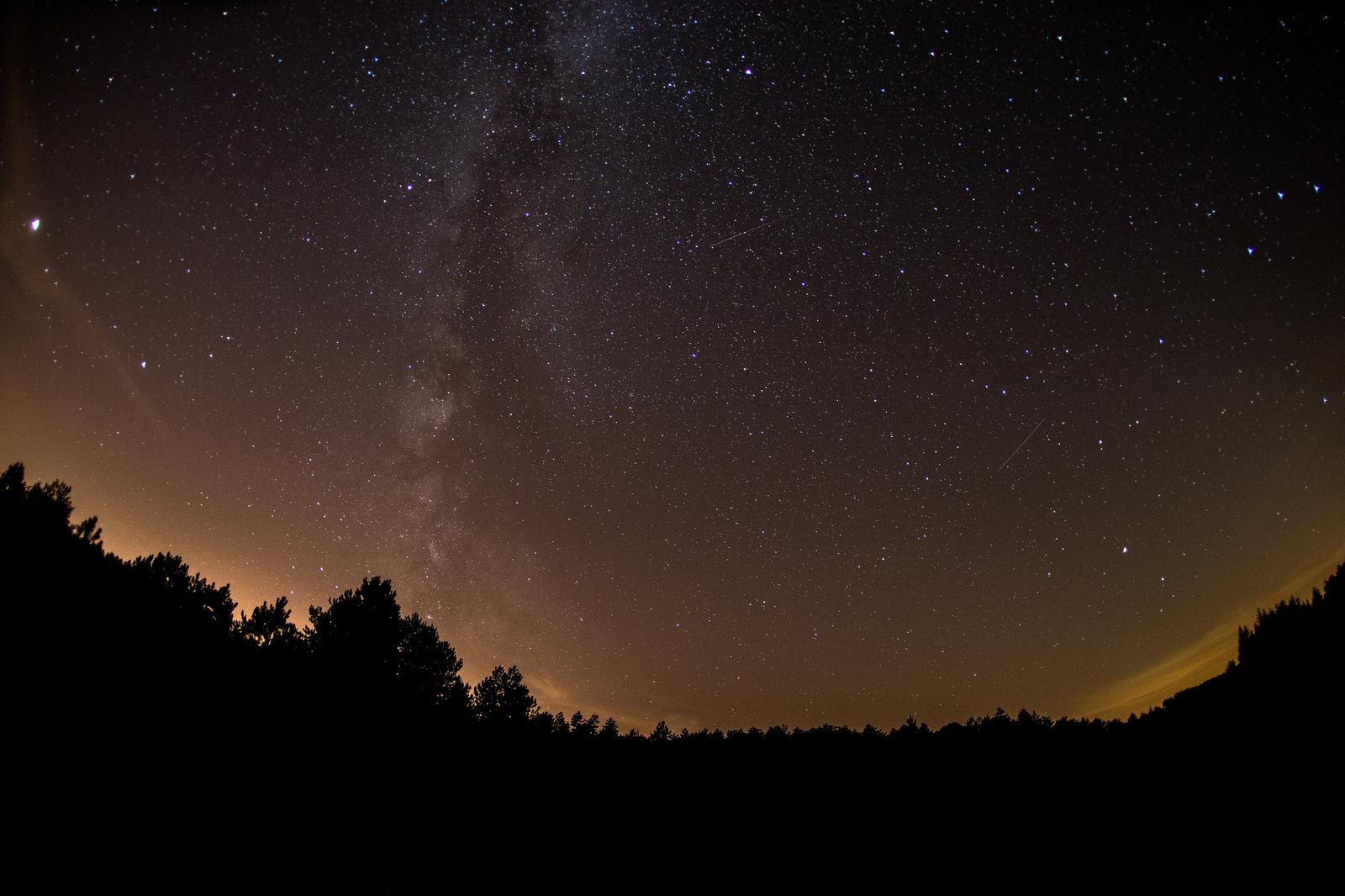 13.08.2021., Gumance - Perzeidi, poznati i kao Suze svetog Lovre su jedan od najljepsih i najaktivnijih pljuskova meteora tijekom godine. Na nebu se mogu vidjeti vec ovih noci, a vrhunac aktivnosti ocekuje se u satima pred svitanje 13. kolovoza. rPhoto: Nel Pavletic/PIXSELL