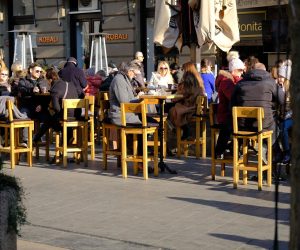 16.1.2022., Zagreb - Topli i suncani dan gradjani  su odlucili iskoristiti za uzivanje na terasama kafica. Photo: Slaven Branislav Babic/PIXSELL