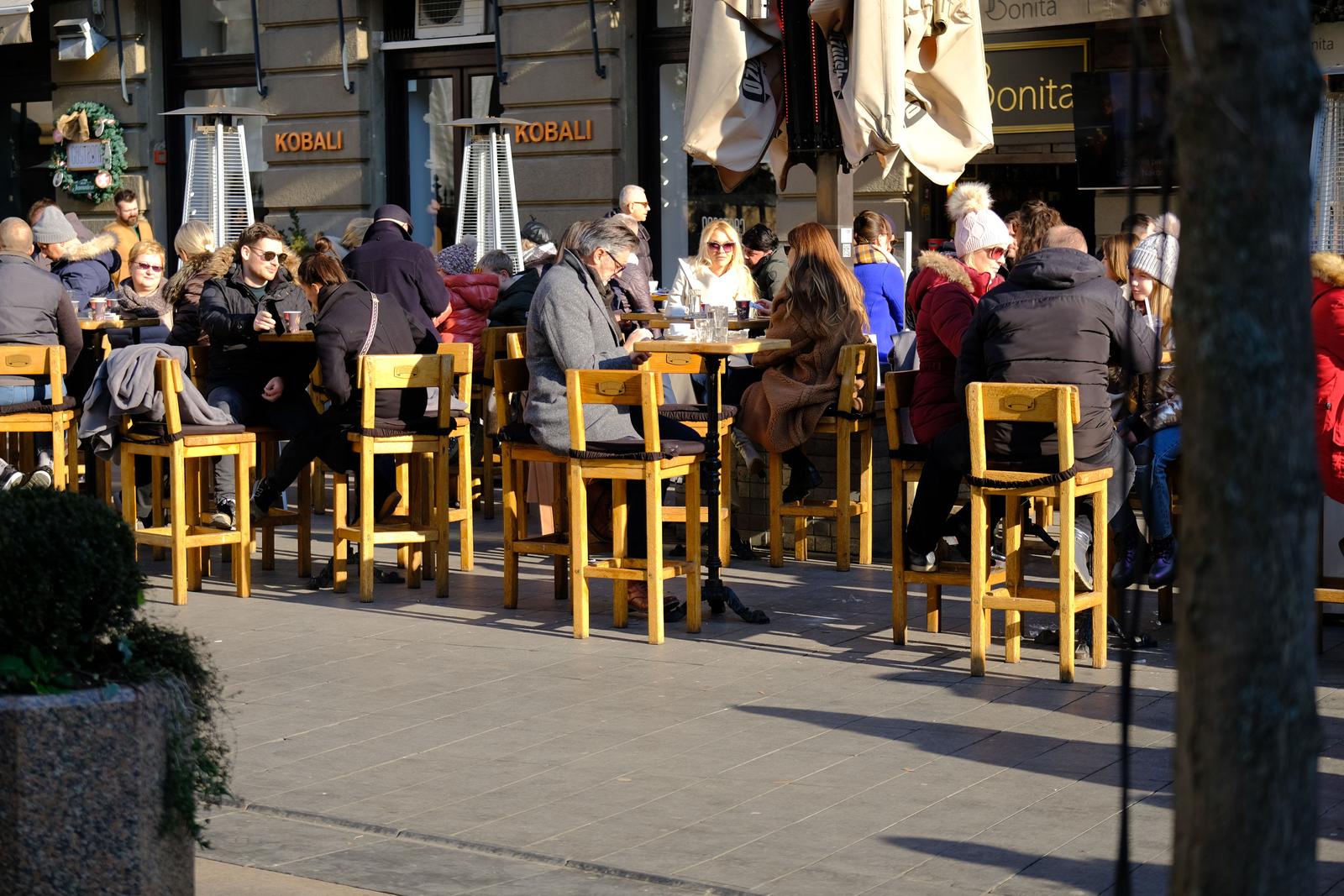 16.1.2022., Zagreb - Topli i suncani dan gradjani  su odlucili iskoristiti za uzivanje na terasama kafica. Photo: Slaven Branislav Babic/PIXSELL