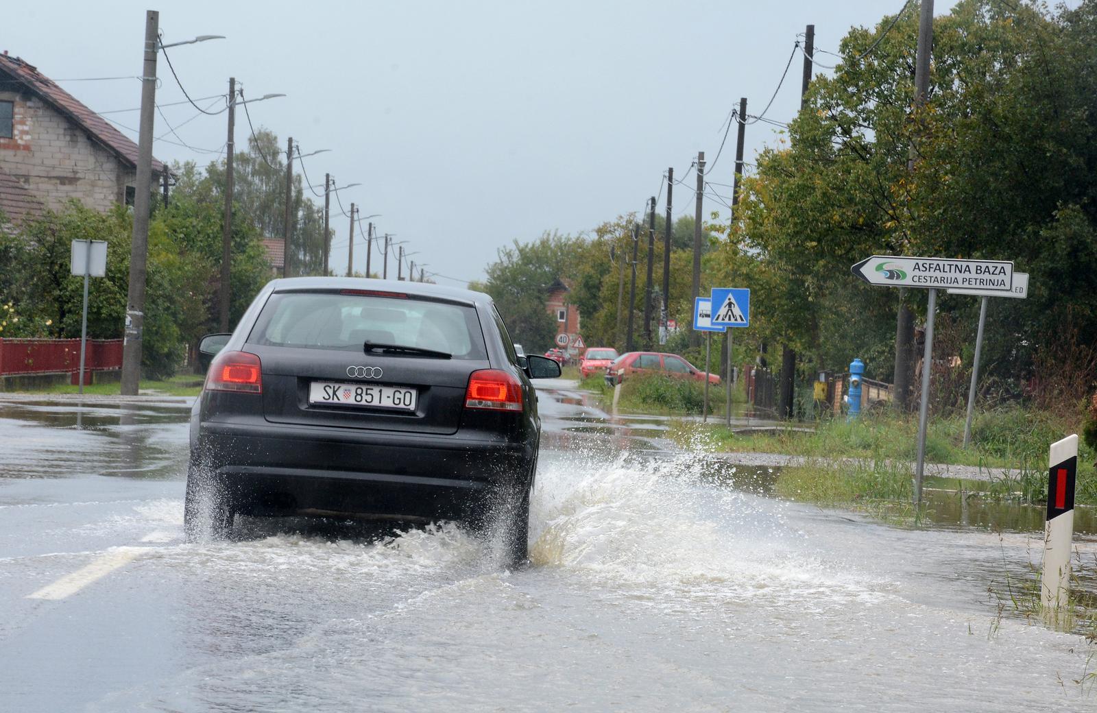 16.09.2022., Sisak - Zbog jake kise dijelovi ceste Petrinja - Sisak bili su pod vodom i tesko se njima prometovalo. Photo: Nikola Cutuk/PIXSELL