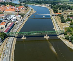 22.07.2022., Osijek - U ljetno vrijeme nizak vodostaj rijeke Drave. Drava kod Osijeka uz zeljeznicki i cestovni most.
  Photo: Davor Javorovic/PIXSELL