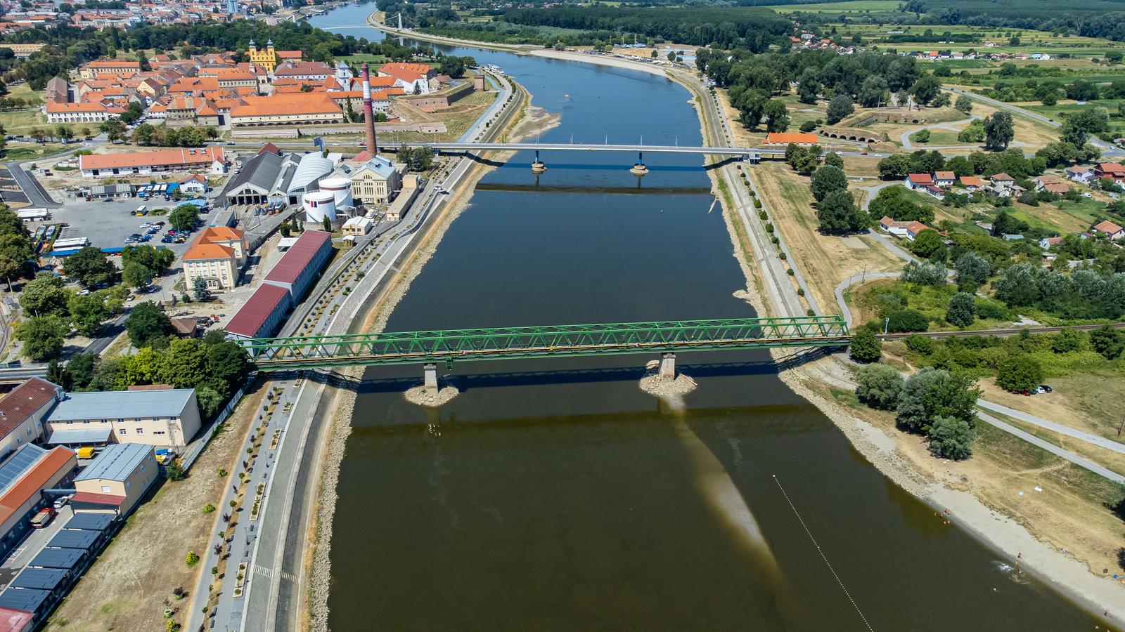 22.07.2022., Osijek - U ljetno vrijeme nizak vodostaj rijeke Drave. Drava kod Osijeka uz zeljeznicki i cestovni most.
  Photo: Davor Javorovic/PIXSELL