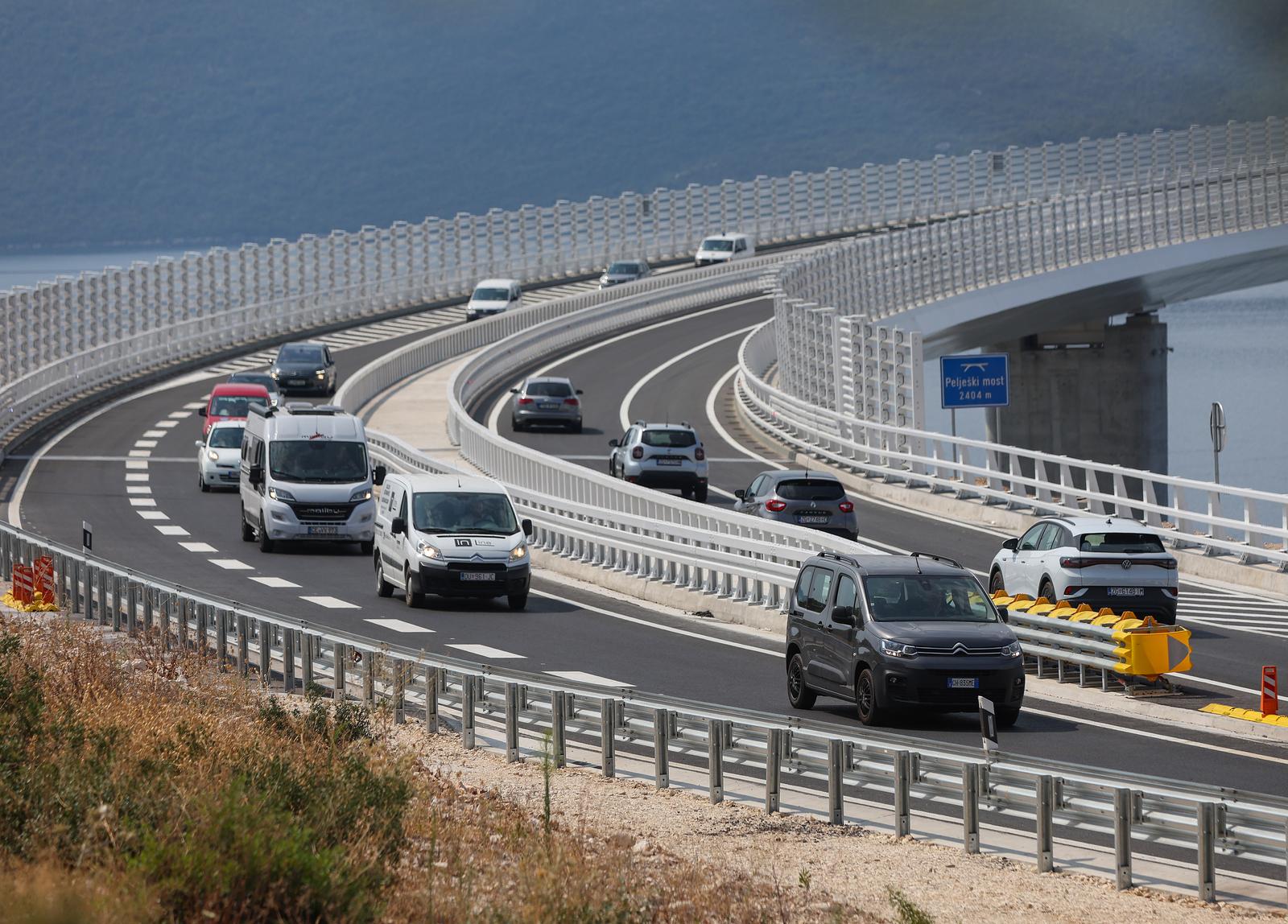 27.07.2022.,Komarna - Promet Peljeskim mostom od ponoci je otvoren u oba smjera, a preko njega je proslo vec oko 1500 vozila  Photo: Igor Kralj/PIXSELL